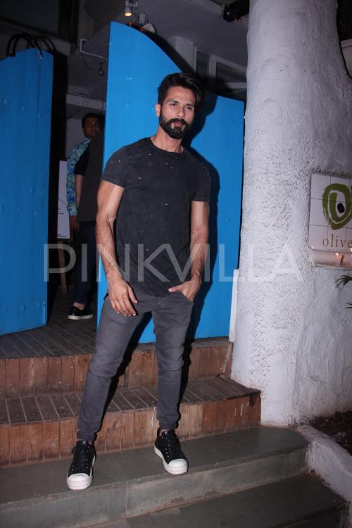 shahidkapoorFC's tweet photo. MORE PICS - @shahidkapoor snapped at @kunalrawalvibe's bash last night 💕https://t.co/ChjDfZQTLM https://t.co/jB5zFtB6or