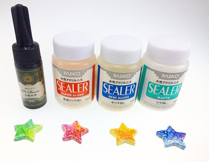 株式会社パジコ 公式 ぺんてるさんから販売されている くれよんタッチの繰り出し色鉛筆 くるりら で パジコの石粉粘土 ラドールプレミックス に色を着けてみました その上にレジンやニスでコーティング 良い質感がでて嬉しいです ブローチピン