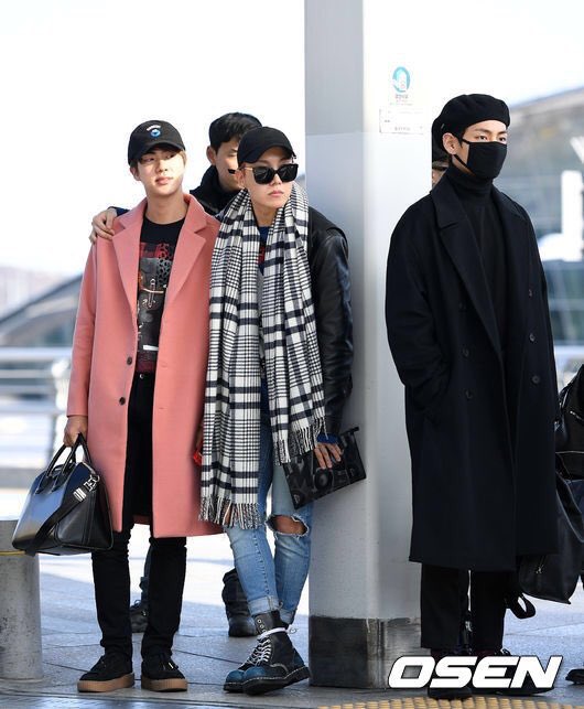 きなこ ピンクのロングコート二着持ってるんだ グクの今日の服装がメッッチャ好み過ぎる ユンギみたいだなぁって思ったらユンギも似た様な服装だった 笑 オールブラックにライダースとか凄い好き 基本ユンギの服装大好き過ぎて似た様な服探して真似し