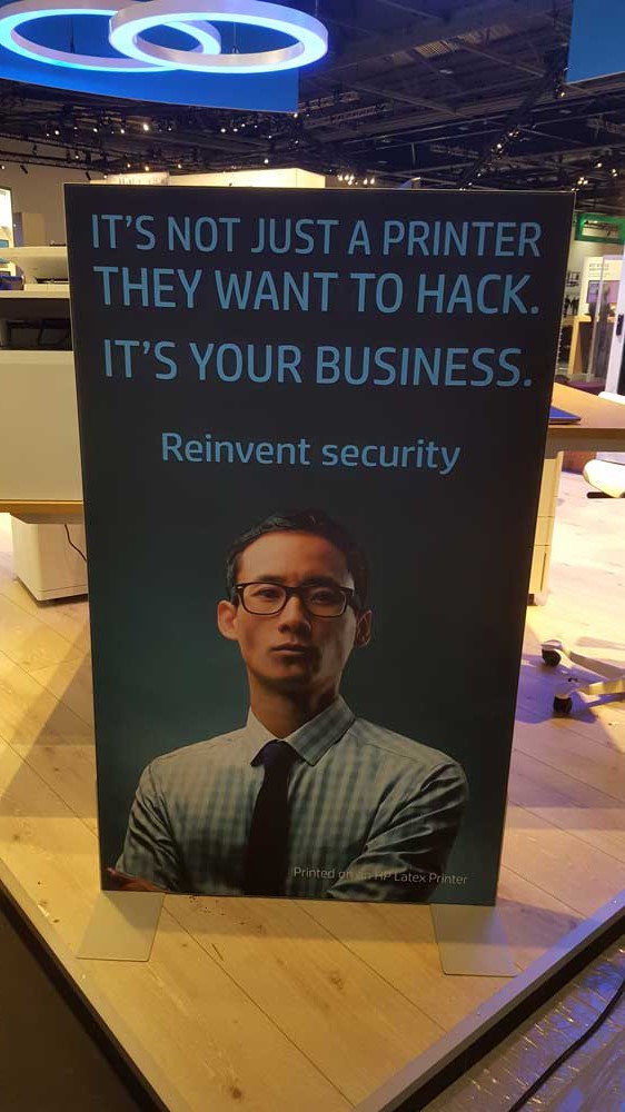 Ook een gebogen aluminium frame met peesdoek is uitermate geschikt voor uw stand. Recent deze prachtige gebogen banieren geleverd. #peesdoek