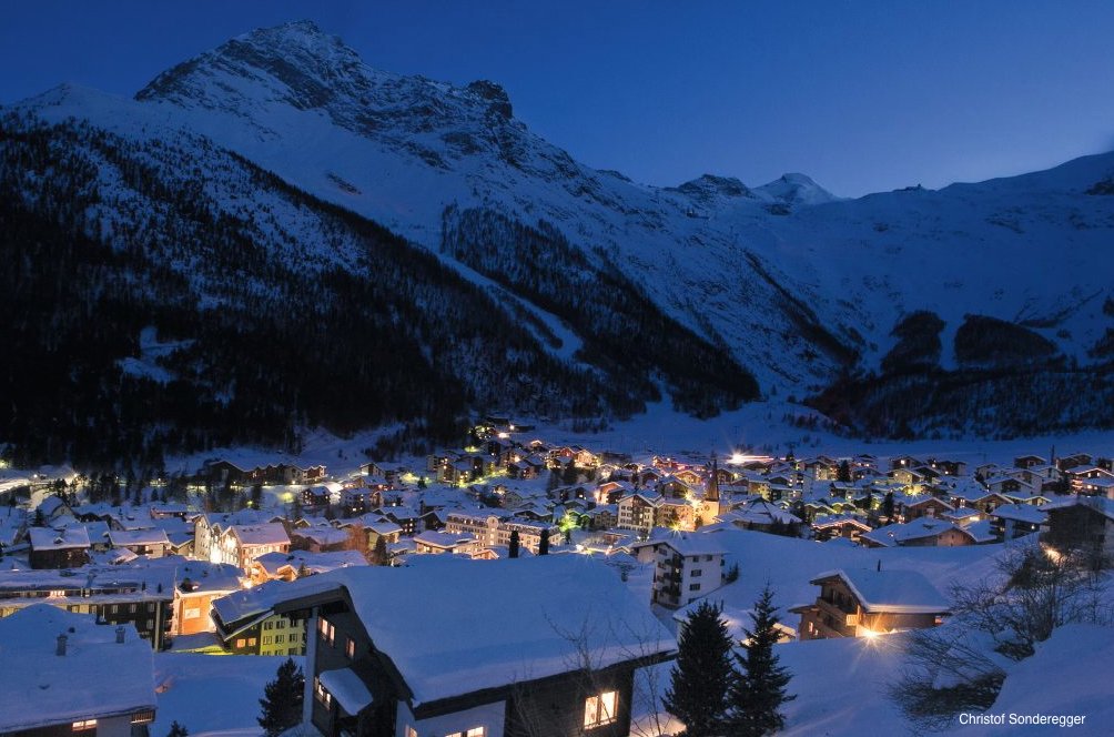 STCorpComm's tweet photo. Mit dem @PostAuto Elektro-Shuttlebus direkt an die #Talstation @MySaasFee #SchweizerWinter https://t.co/p31wn5WBRI https://t.co/fG4olitPua