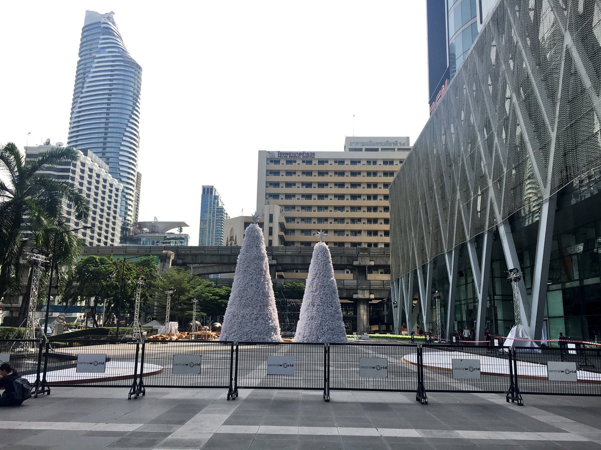 ordimantw's tweet photo. ต้นคริสต์มาส CTW ปีนี้ยังคงมีตามปกติ แต่ต้นไม้เป็นสีขาวทั้งต้น มีทุ่งดอกไม้หลากสี กำลังทำอยู่ อีกไม่นานคงเปิดแล้ว https://t.co/9frRklQOmf