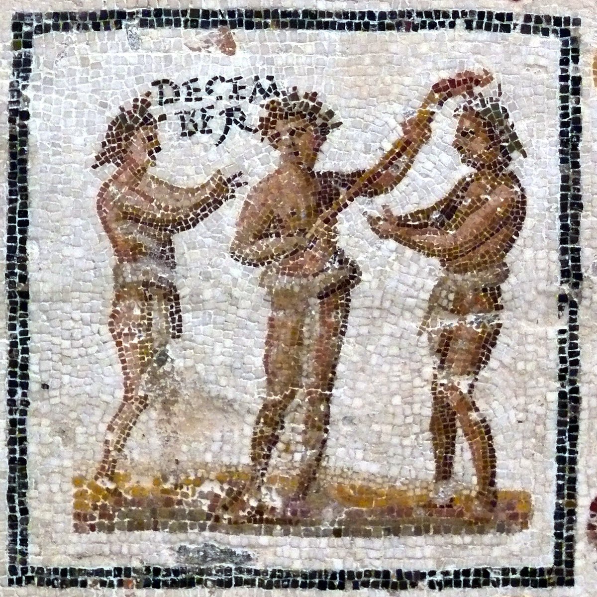 🗓Con #1Dicembre arriva l'ultimo mese dell'anno per noi, ma decimo per il calendario romano: il mese si chiamava infatti Decem-ber!