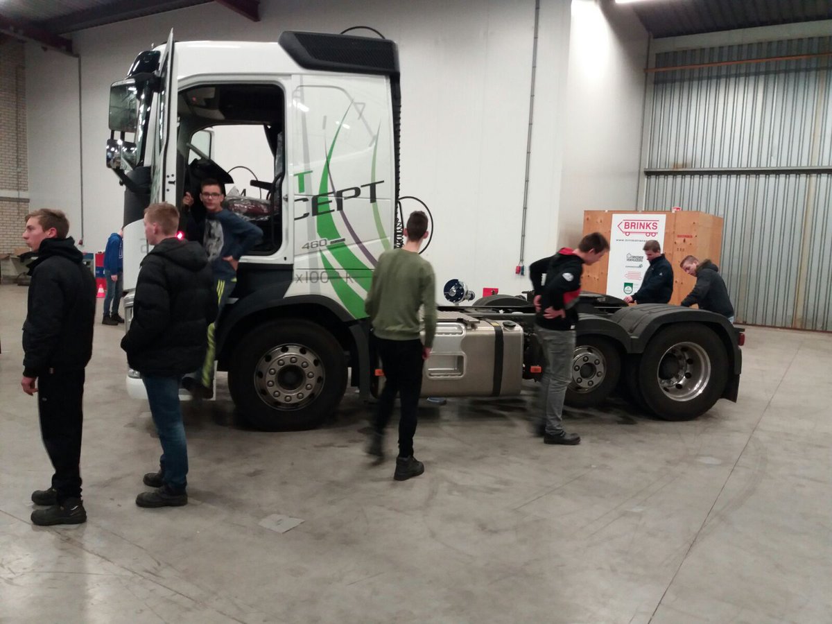 OTL_RH's tweet photo. Gisteren was het Techniek carrousel middag bij ons i.s.m. @REMOWestTwente en @bouwgilde Leerlingen van Fruytier, Reggesteyn en Pius bij OT&amp;L https://t.co/5wYZ4LKGiW