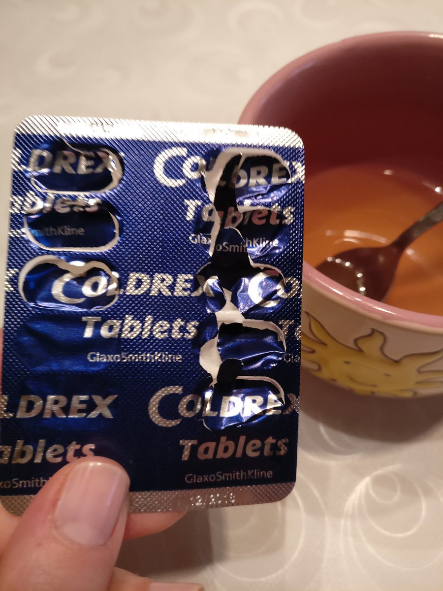 brendonka's tweet photo. Prehlada me neće spriječiti u obilaženju. Lijeva strana je moja, desna mamina. #coldrex #cold #seljankastyle https://t.co/HDQty5GqHG