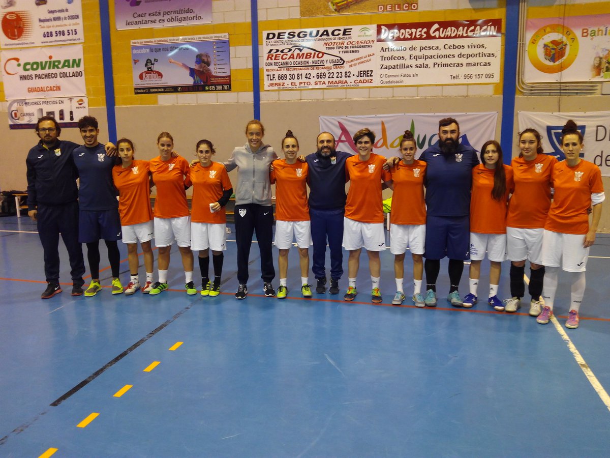 GuadaFSF's tweet photo. Nos visitó la internacional Maria Sampalo y saludar a antiguas compañeras. @MariaSampalo @Futsalsur @ACFSFfutsal @jg_saborido https://t.co/2zXm9p6JgB