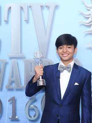 Tia_Yunanda95's tweet photo. Selamat ya buat @anggaaldi_16 udah berhasil meraih penghargaan PENDATANG BARU PALING NGETOP https://t.co/Vd5SazqizU