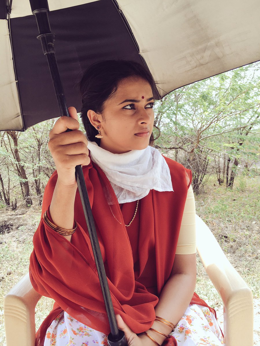 SDsridivya's tweet photo. During Maaveerankittu Inaivom song shoot #sunnyday #bestscene #myfav 
Releasing today at 7pm!! 
Don't Miss! 😊😊 https://t.co/2MmGUMmg9k