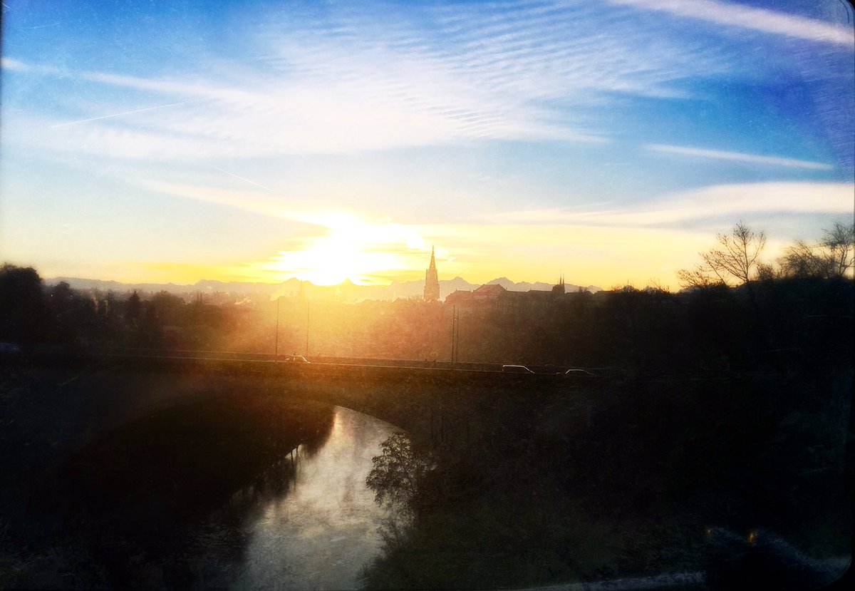 _Morgenthaler_'s tweet photo. Bern erwacht... #Bern #AARE2016 #Morgenschwumm? https://t.co/mHYA4Qt1nt