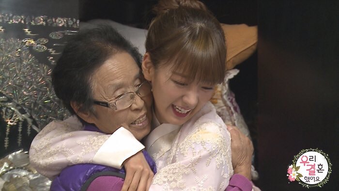 Rongwannabe's tweet photo. Is always so warm to see Bomi widest smile when she's with her family and that really touches my heart esp when she hug her grandmother :') https://t.co/UFu7r4JDRz