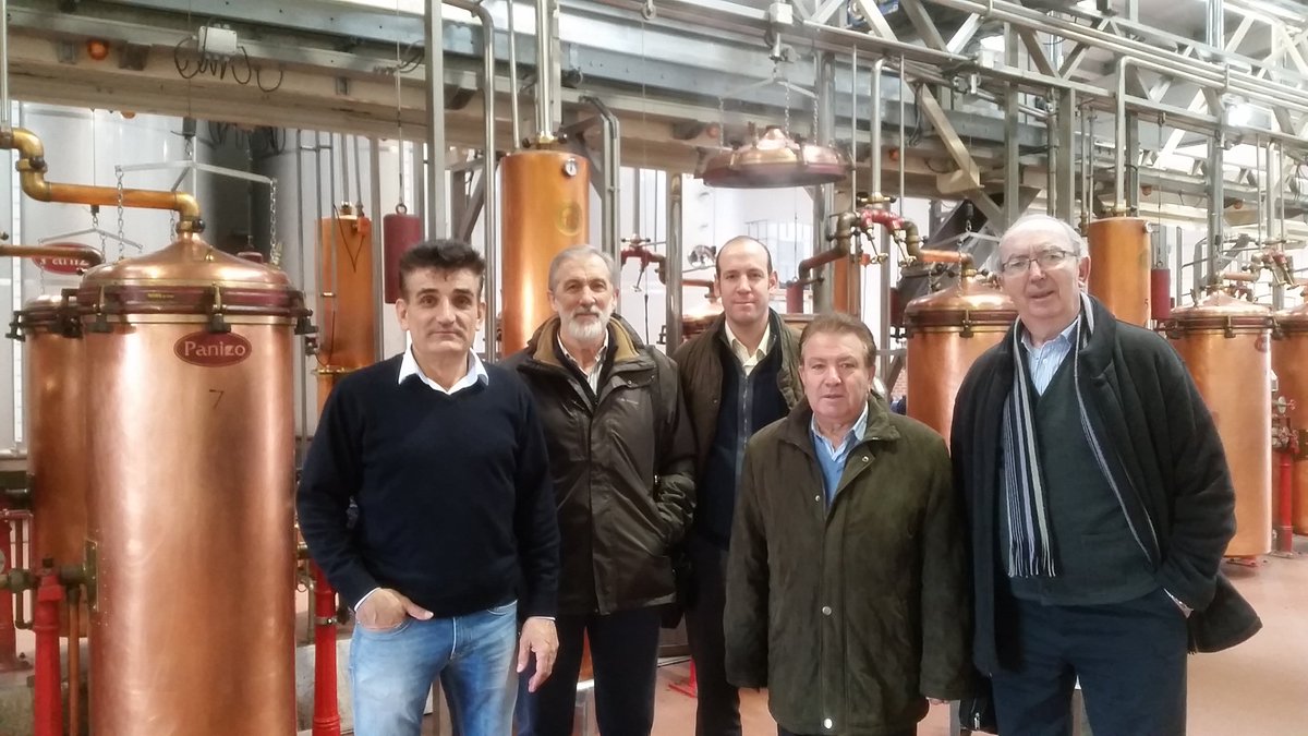 OrujosPanizo's tweet photo. Buenos amigos que nos visitan en plena campaña de destilación #orujos #destilados #licores #spirits #CustodioLópezZamarra #RichelieuMadrid https://t.co/iVmnosZzRz