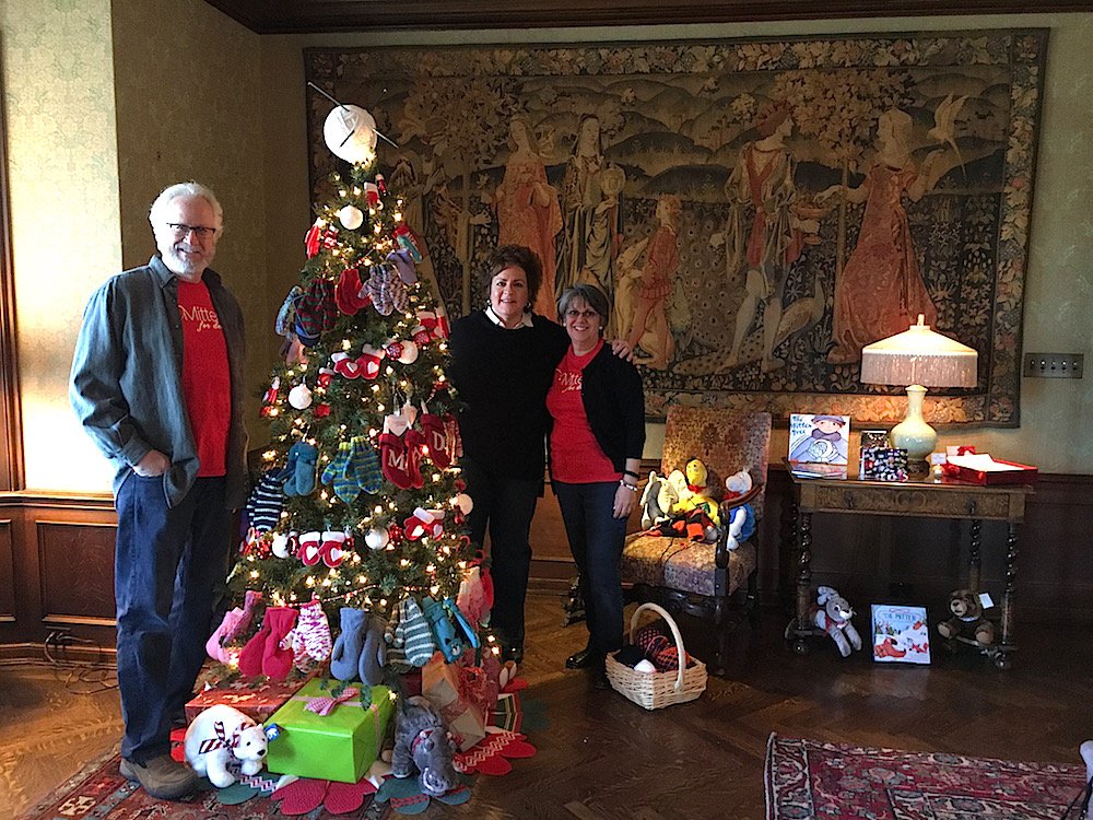 MittensED's tweet photo. TY, @CranbrookHouse, for including us and our #MittenTree at #HolidaySplendor! Team Mittens had a blast - TY @KHershensonArt & @bronerhats https://t.co/Jjh9yiYD4J