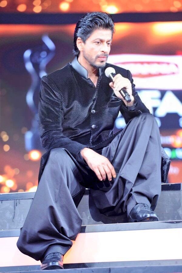 Craftsvilla on Twitter: "4 times @iamsrk rocked the kurta!