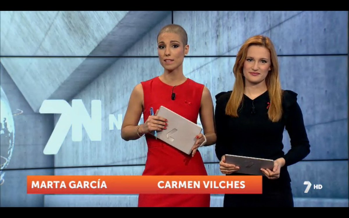 laverdad_es's tweet photo. Marta García, presentadora de informativos de @La7_tv, planta cara al #cancer en directo https://t.co/2b4oTZULB2 https://t.co/CmW7RuqD4K