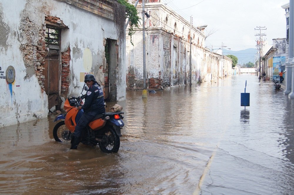AmeliachPSUV's tweet photo. En Valencia y San Diego en 3 horas han caído 92 mm de lluvia, equivalente a un mes en periodo lluvioso. Alcaldes y PC trabajan coordinados https://t.co/LYtH2sMoIg