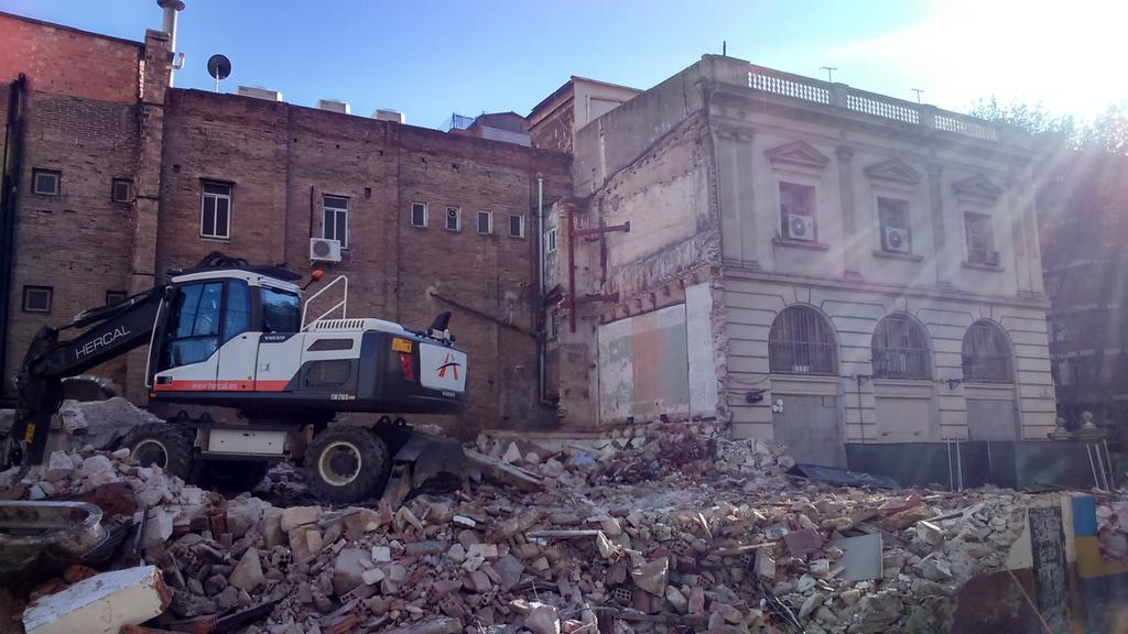 PoblenouMap's tweet photo. Carrer Joncar tallat. Per #enderroc al costat de #casinoaliança #Poblenou https://t.co/7Sc71mARxD