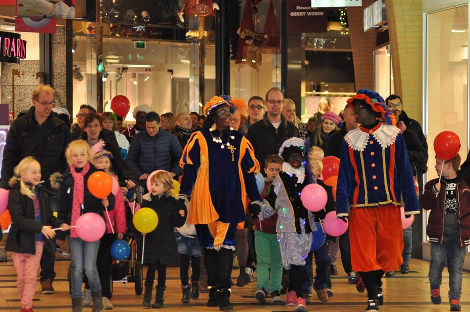 Vanavond #lichtjesparade en #sinterklaaskoopavond <a href="/EmmenCentrum/">Emmen centrum</a> <a href="/MediaMarktEmmen/">Media Markt Emmen</a>