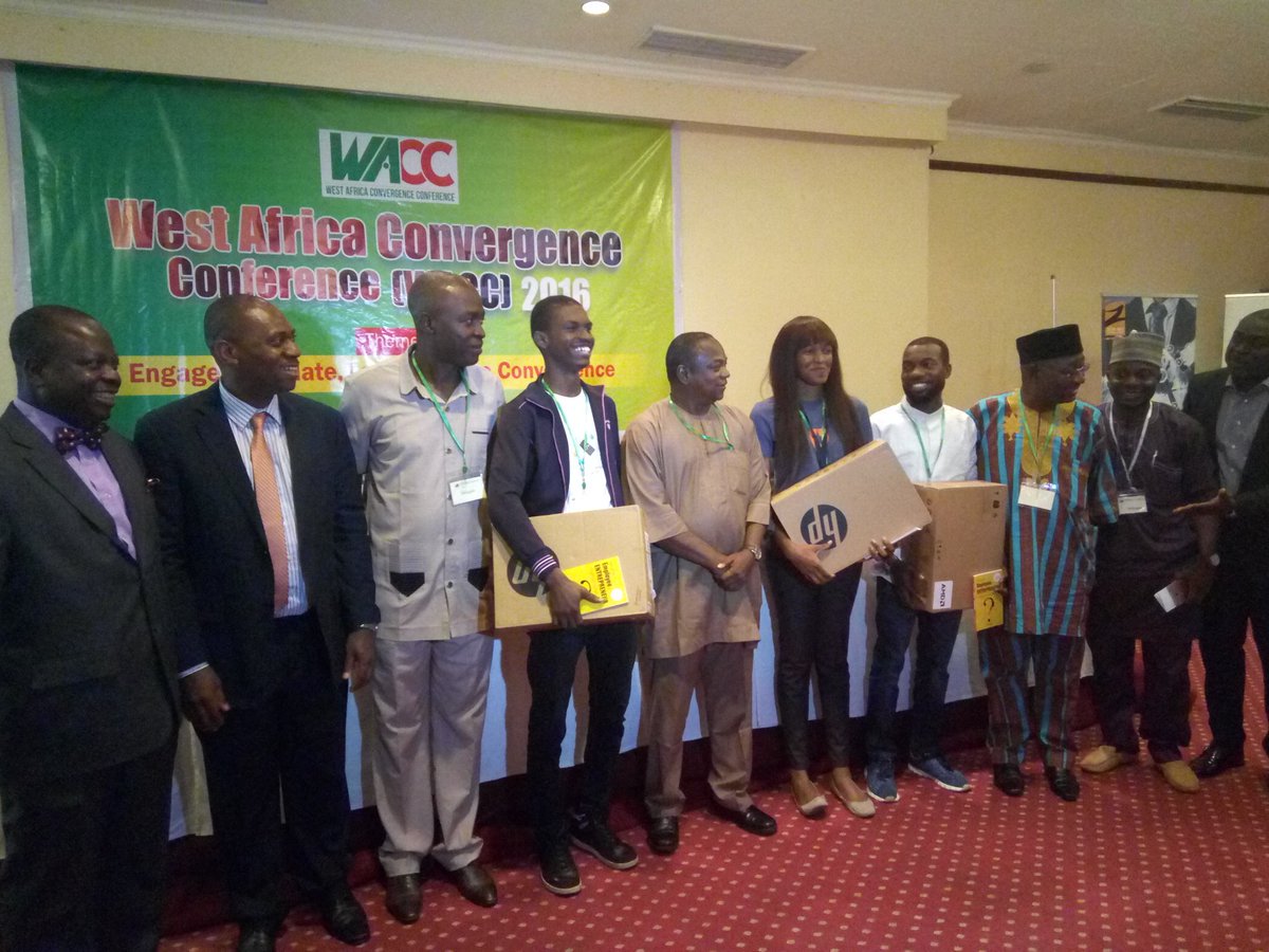 projarong's tweet image. Team Bradsa, @CHARZZY003 @israelobiagba @jennifazor, of @projaro Winners of #HackJos2016 receive their winning prize @ #wacc2016