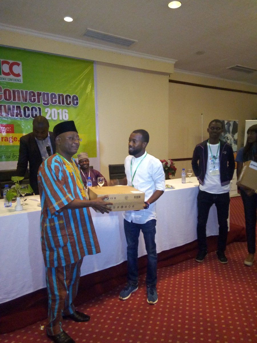 projarong's tweet image. Team Bradsa, @CHARZZY003 @israelobiagba @jennifazor, of @projaro Winners of #HackJos2016 receive their winning prize @ #wacc2016