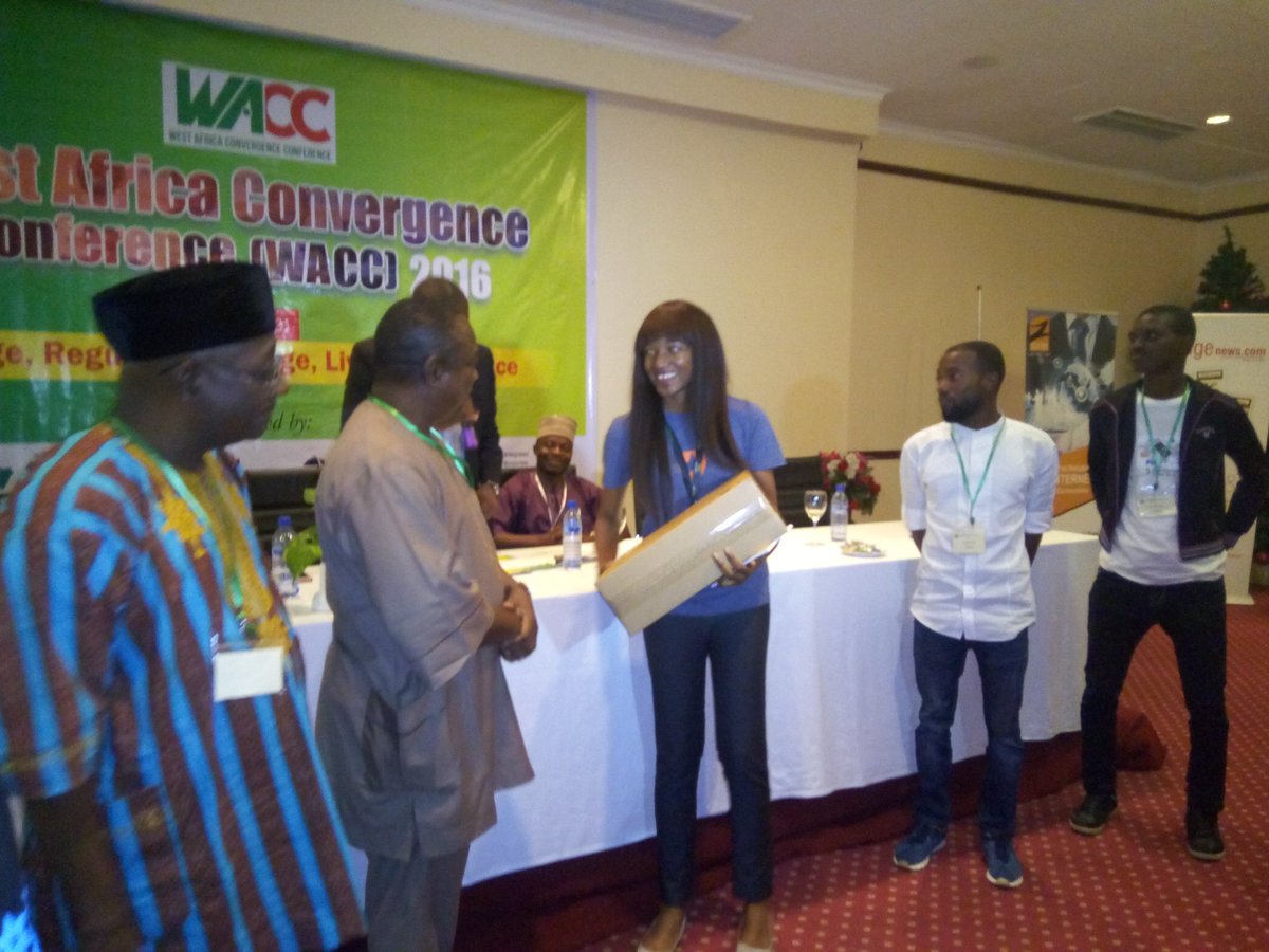 projarong's tweet image. Team Bradsa, @CHARZZY003 @israelobiagba @jennifazor, of @projaro Winners of #HackJos2016 receive their winning prize @ #wacc2016