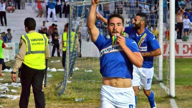 SanFernando_CD's tweet photo. 📰¡Llegó el día, @Linares_Dptvo! ¡Fran Carles siempre presente!
Hoy homenajearemos al eterno capitán azulillo. 
👉https://t.co/ALSTuaBG47 https://t.co/NCNG39DLYW