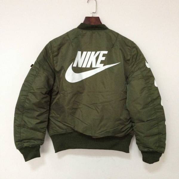 nike_present_on's tweet photo. 大人気！（ NIKE ALPHA MA-1 L アルファ ナイキ 緑）を
リツイート＆フォローで当てよう！ https://t.co/Z6ivMwMs8E