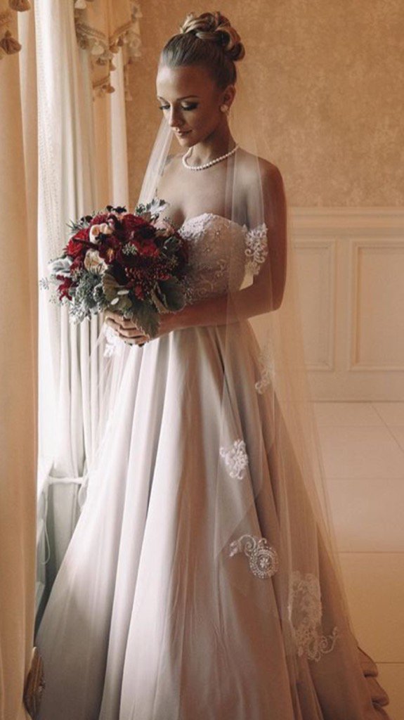 splashli's tweet photo. @MaciBookoutMTV @TeenMom what a beautiful bride!! 😍👰🏼 #BrideGoals #I'llBeDeadByTimeIGetProposedTo #HePutARingOnIt 💍 https://t.co/jqrQc74s9B