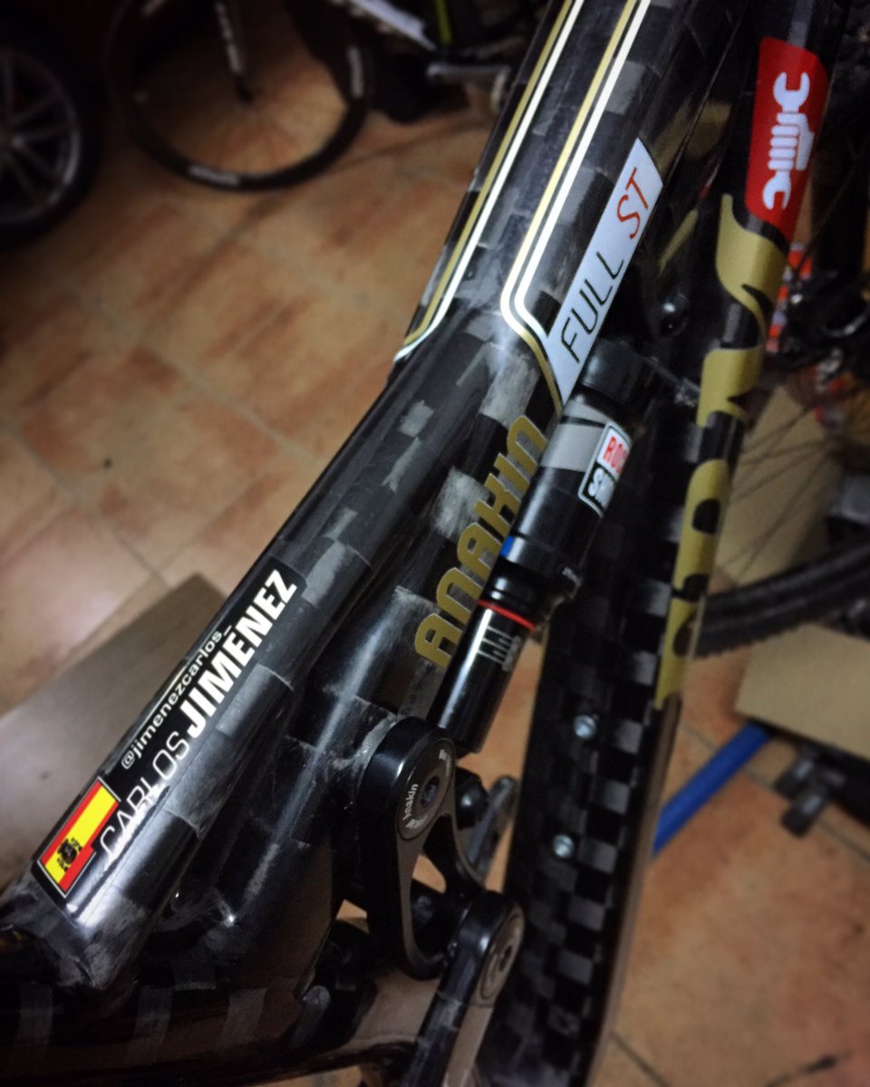 carlosjimenzse's tweet photo. Puesta a punto de mi FRM #Anakin Full ST 😍 máquinas de competición hechas en la competición 🇮🇹 🇪🇸 🏁💨 It's #newbikeday #anakingladiator https://t.co/Rzz43VHNzg