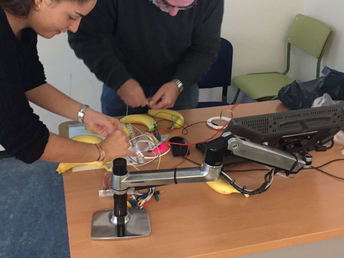 francescesteve's tweet photo. Estudiants d Noves Tecnologies de Primària amb @jordi_a provant a fer un Piano amb plàtans i Makey Makey #MP1013B @UJI_noticies cc: #MI1013B https://t.co/mdl9ZeOpJP
