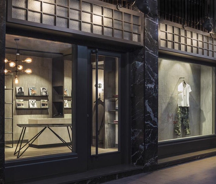 EbantechOficial's tweet photo. Increíble #JuevesDeArquitectura con la fachada para la nueva tienda Mickelangelo by Ebantech.#lacado #furniture #design #alicante #ebantech https://t.co/ilZO681DMD