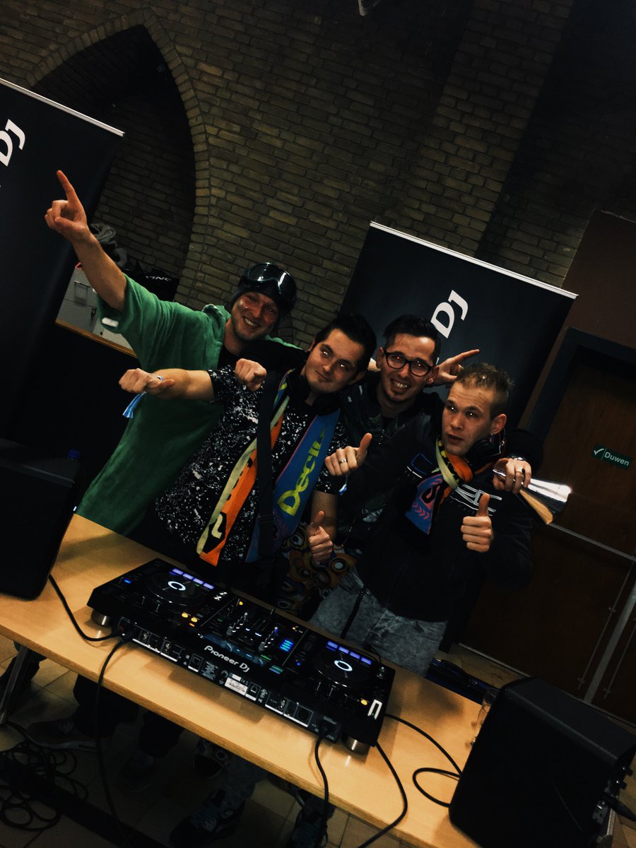 Pyntago's tweet photo. Wat hebben wij weer een leuke avond gehad! Gister een toffe DJ workshop gegeven voor @10_000HOURS @officialb2s  #newtalents #VIPS https://t.co/pyiGpsTAfM