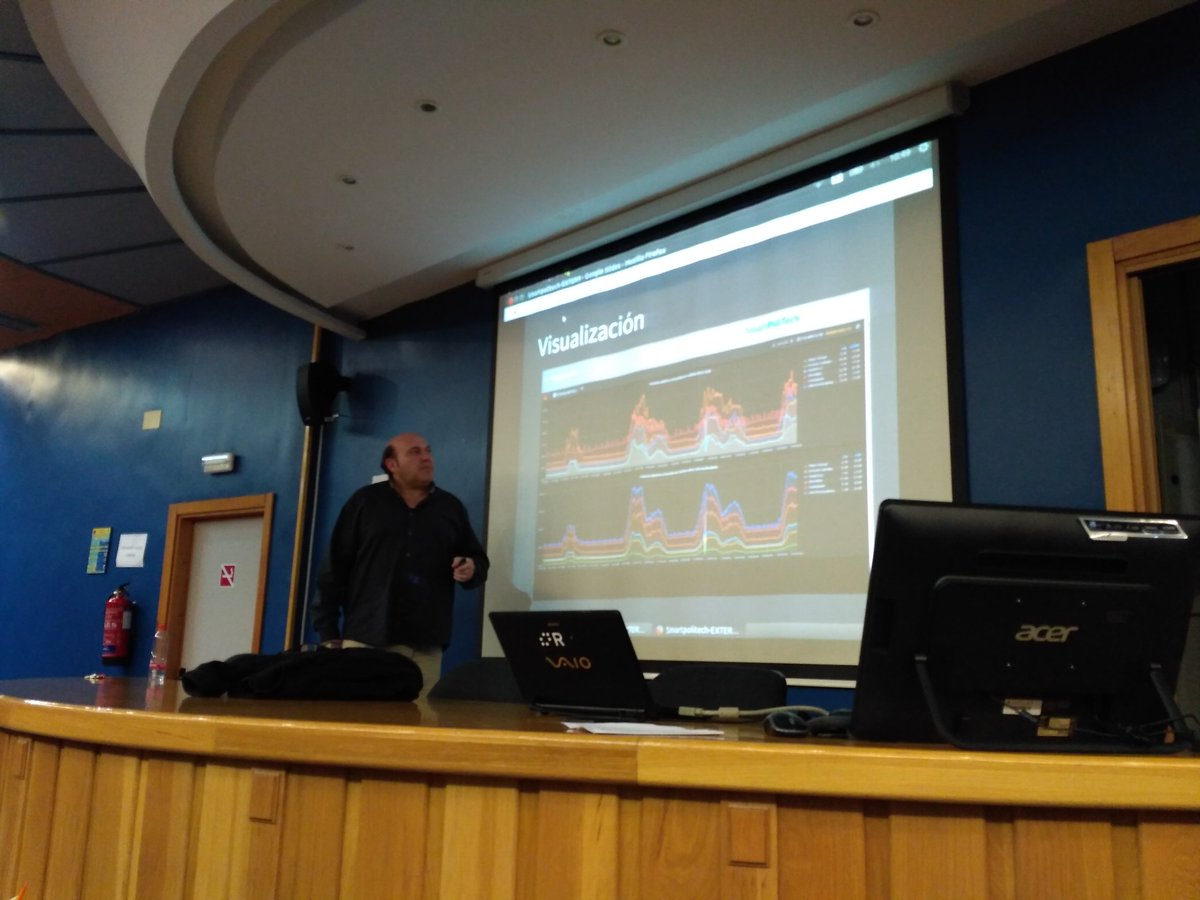ivarea's tweet photo. En la charla sobre #SmartPoliTech en la @esiiab con @PabloBustosGC https://t.co/rhp5vMGWD9
