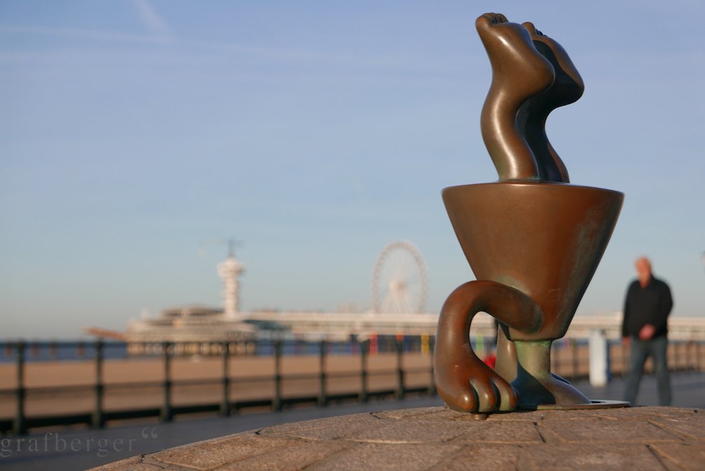 Nicht den Kopf in den Sand stecken #Scheveningen #Boulevard