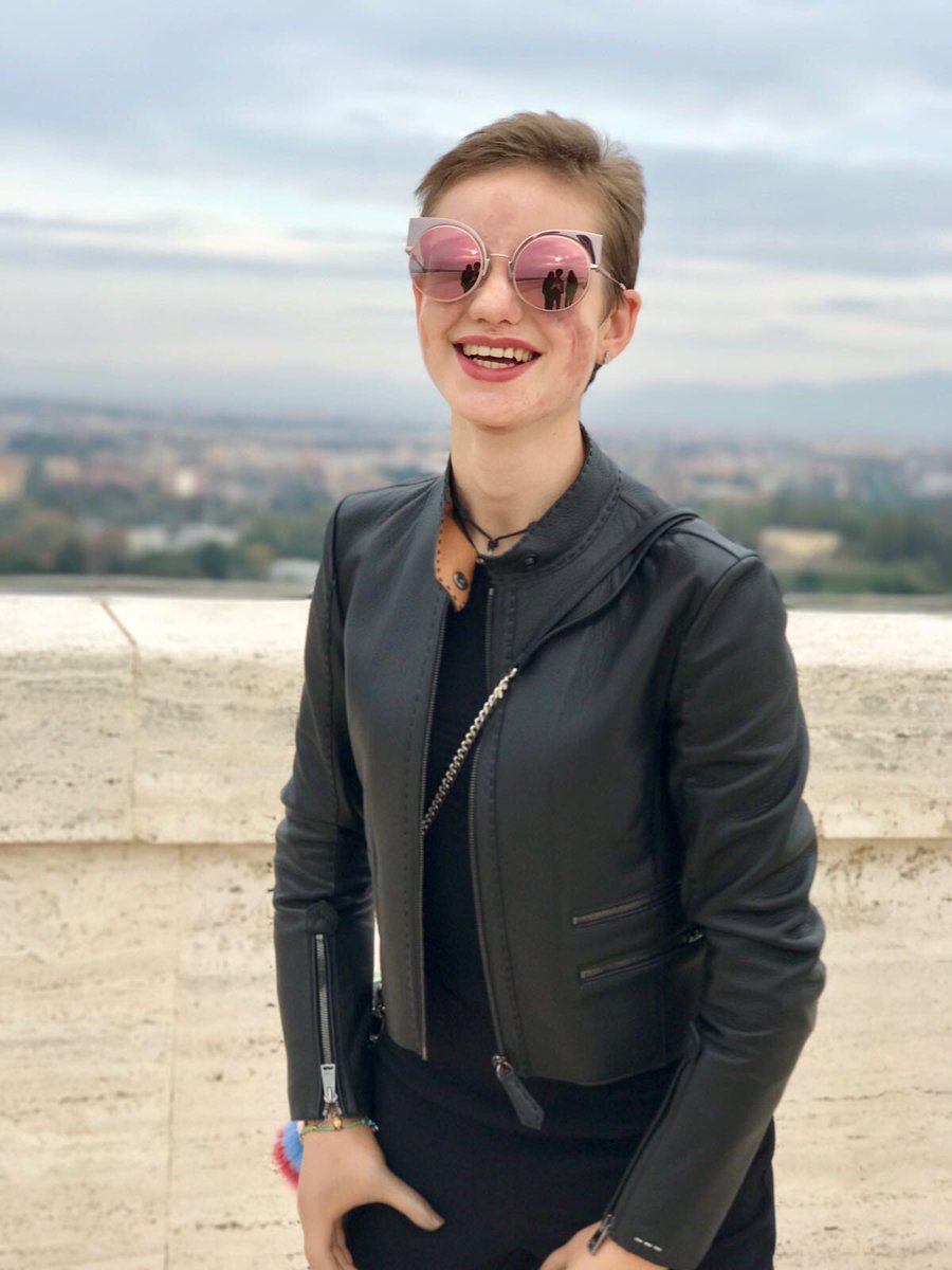 VioBebe's tweet photo. Ognuno ha la propria teoria sulla vita. 
La mia è: SORRIDETE SEMPRE e tutto il resto poi verrà da se 😊😊😊😘 https://t.co/eBJaemOGVz