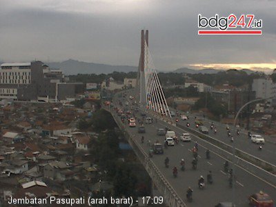 sekitarbandung_'s tweet photo. #WartaBDG Kondisi Lalin Jembatan Pasupati (arah barat) - 17:09 - https://t.co/r1au9msyay https://t.co/PPCgf0Gakm