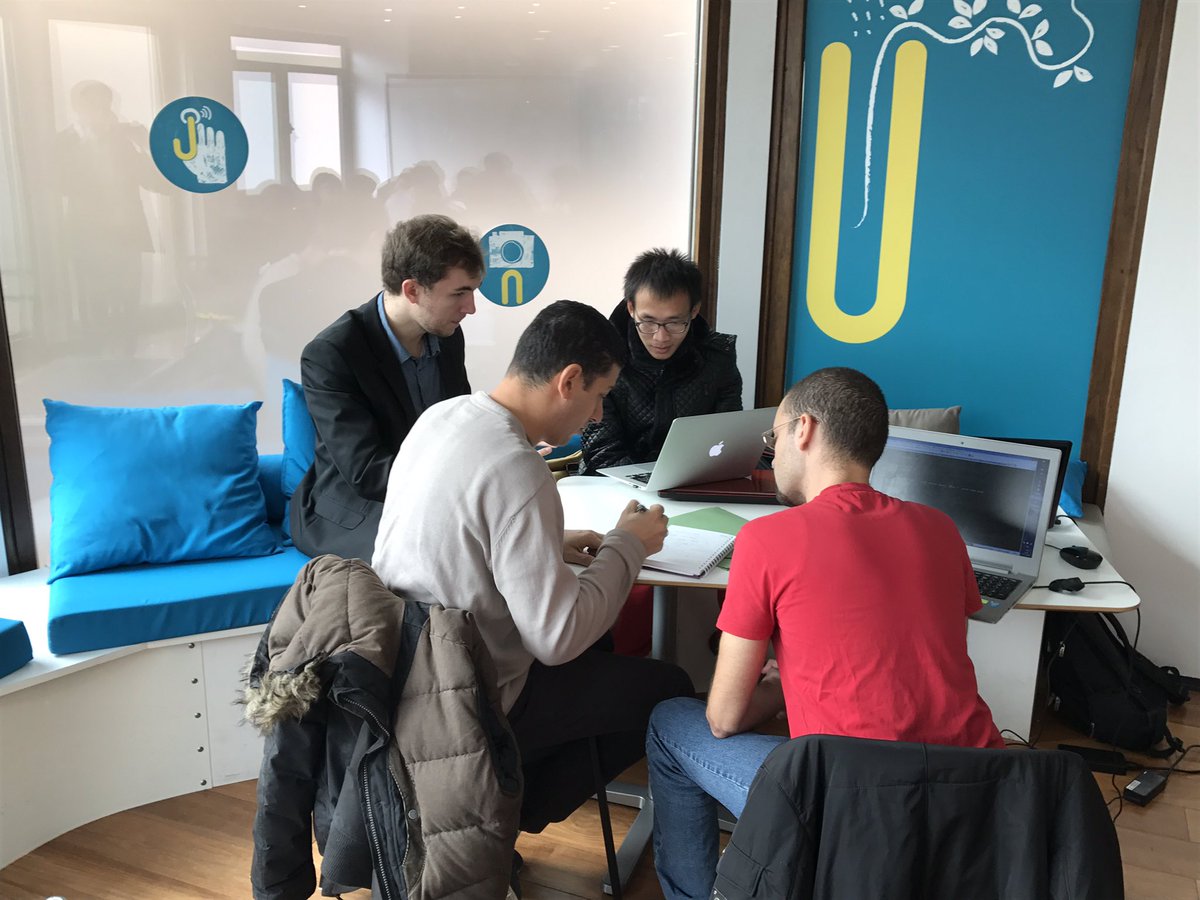 Datalyo's tweet image. Les étudiants en plein travail pour imaginer la mobilité de demain
#DataScienceChallenge
Cc @tuba_lyon @dataiku @GroupeAPRR