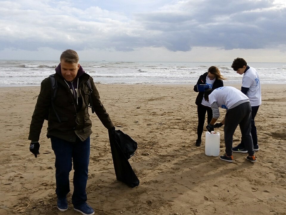 BIOagradables's tweet photo. Ya estamos en acción! #ourocean2016 @USembassyMadrid @AmericanSpaceVL 
#globalaction #action2016 #proyectavalencia https://t.co/NRxUtpQy86