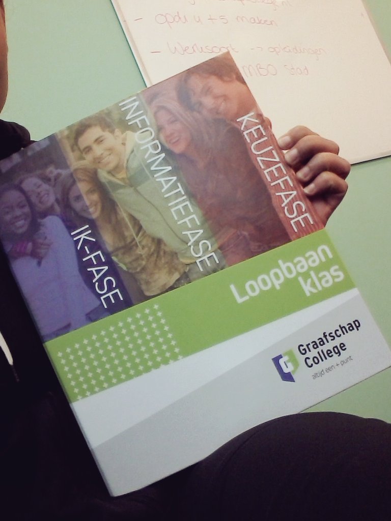 anoukechteld's tweet photo. Onze eigen map 👌 wie ben ik, wat kan ik en hoe richt ik mijn toekomst in? #loopbaantraject #mbo @rocgraafschap https://t.co/gC4pqYDcKV
