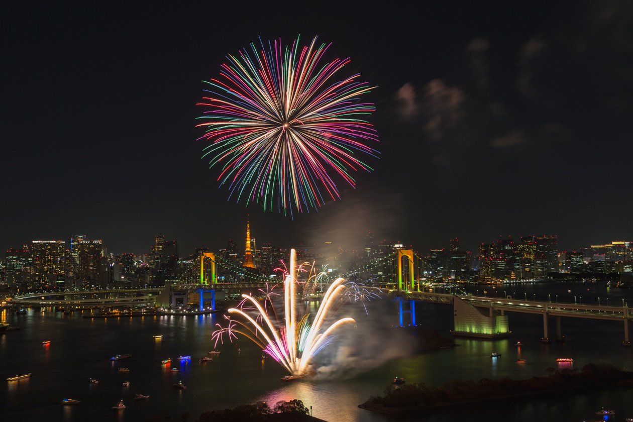 Twitter 東京都港湾局 もうすぐお台場レインボー花火 日時 12月の毎週土曜日 3日 10日 17日 24日 31日 19時00分より約10分間 打ち上げ場所 お台場海浜公園 鳥の島 沖 打ち上げ発数 各日約1 800発 予定 詳しくはこちら T Co