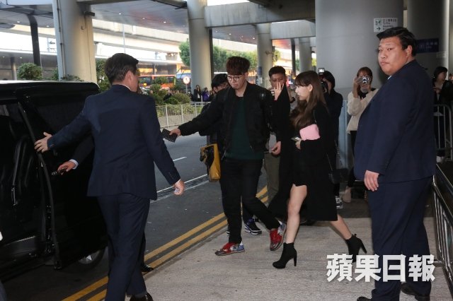 [PIC][01-12-2016]TaeYeon khởi hành đi Hồng Kông để tham dự "2016 Mnet Asian Music Awards" vào hôm nay  - Page 2 CylZY4uUkAAfCT1