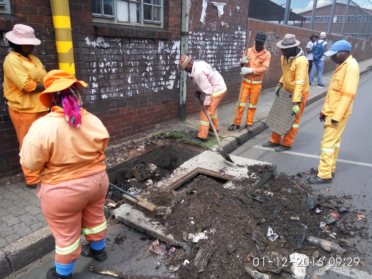 JhbGazette's tweet photo. @MyJRA  unblocking storm water drains in Braamfotein #Mashaba100days #JoburgDelivers https://t.co/5aP9dVlo5B