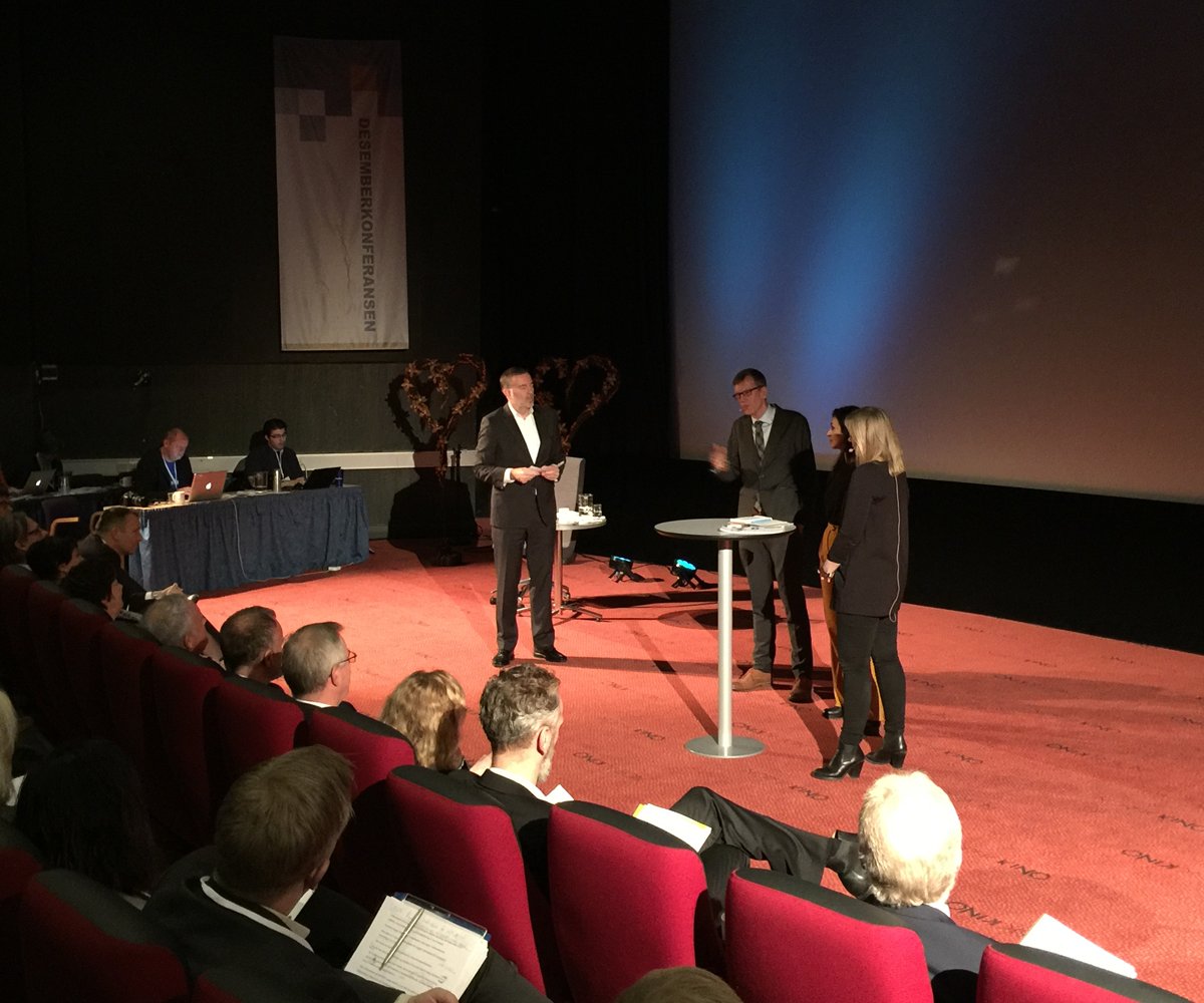 KNNforum's tweet photo. #Deskonf2106 er i gang! @Hoyretina, @hadiatajik, @kjetilba i debatt ledet av @jelarsen. https://t.co/ylxpJT8BGA