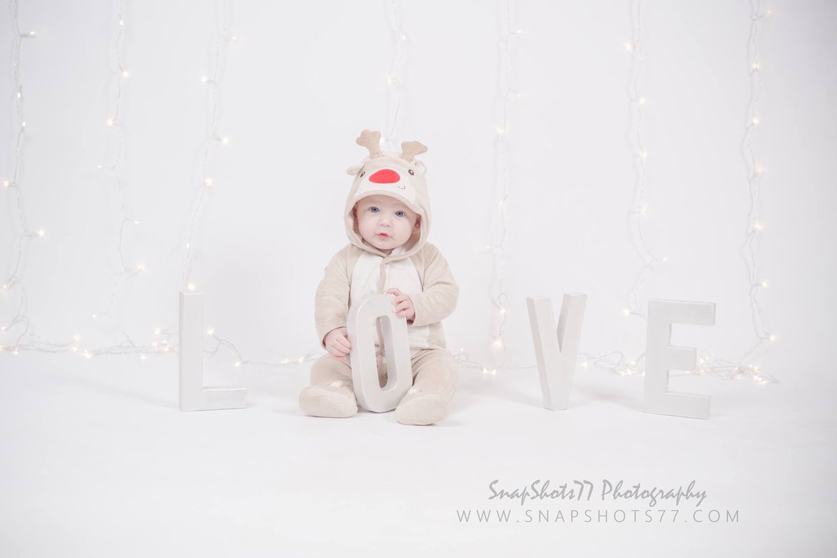 SnapShots77's tweet photo. Hello December! #ChristmasPhotoshoot #XmasIdeas #snapshots77 #HullPhotographer #HullStudio #Christmas https://t.co/1wkoI3Z52S