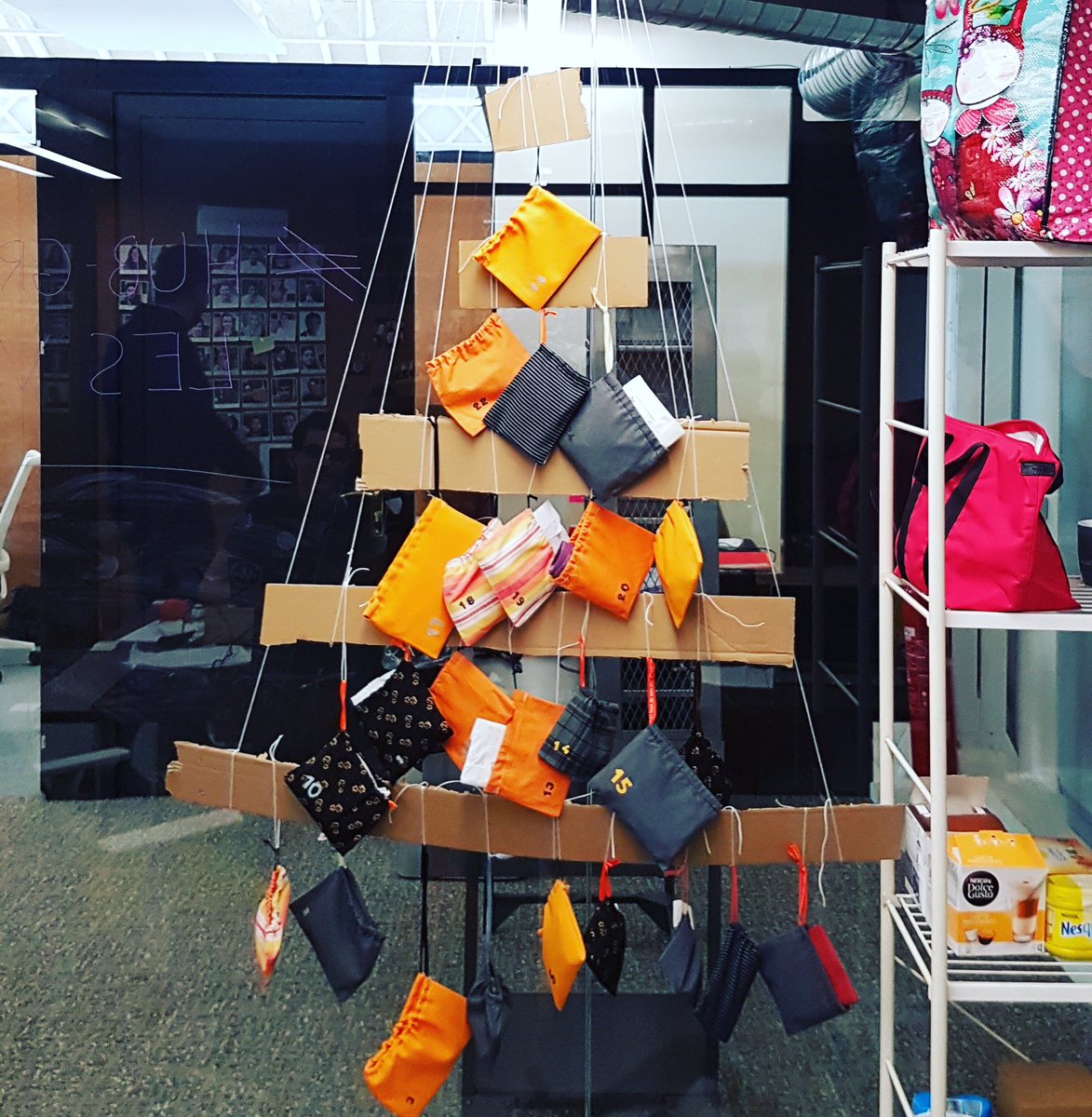 HubGrade's tweet photo. Surprise de ce matin pour l'équipe Hub-Grade #calendrierdelavent #cadeaux #happy #TeamHubGrade #ovlmd #bureau #noël https://t.co/s2cIOMoWTl
