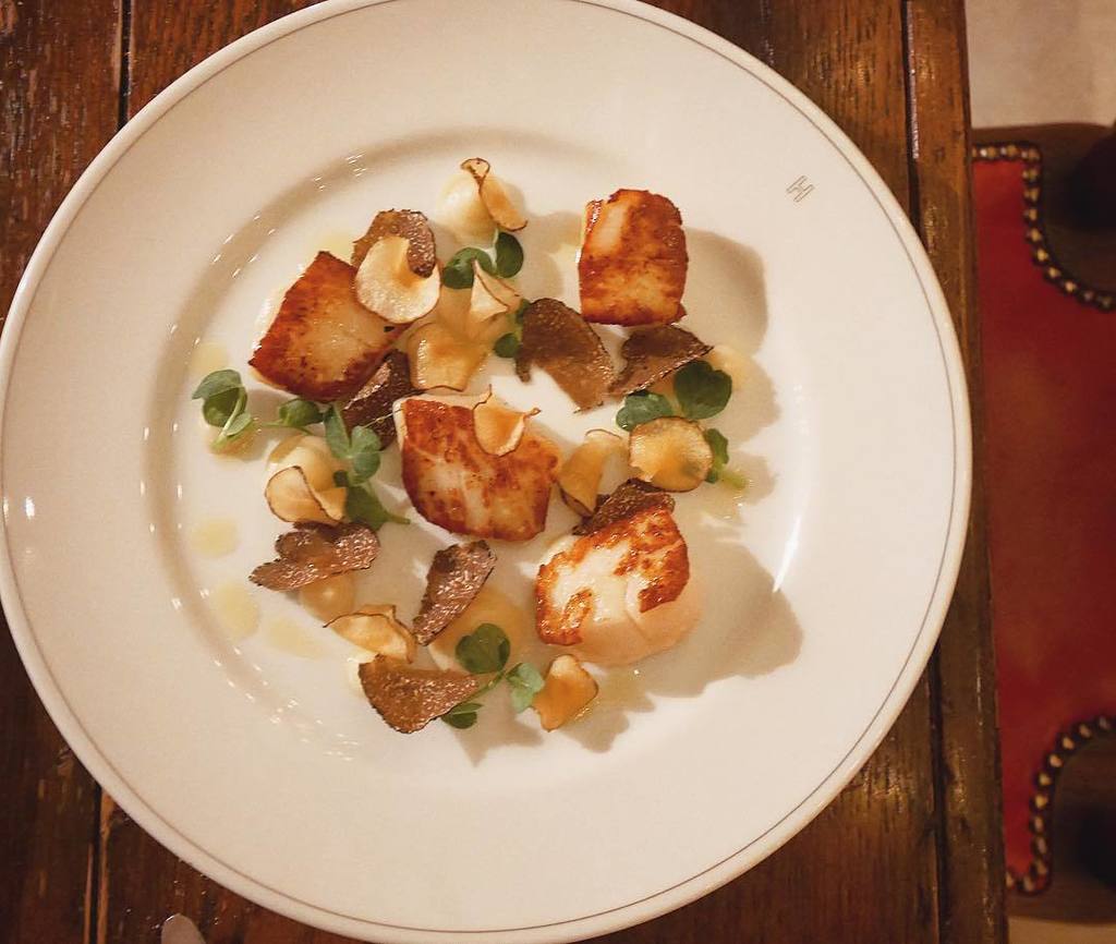 thisisfeliciat's tweet photo. Another tasty treat from last night 💗 Scallops 💗 @holborndining @holborndiningroom #scallo… https://t.co/yozfgPerwm https://t.co/sgVOwEMIf1