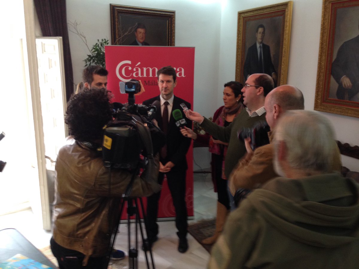 Medialunacom's tweet photo. .@JochenEurope atiende a la prensa tras el encuentro con #PymesQueExportan en @Camara_Malaga donde se ha abordado la #PolíticaComercialUE https://t.co/YfsFUos57e