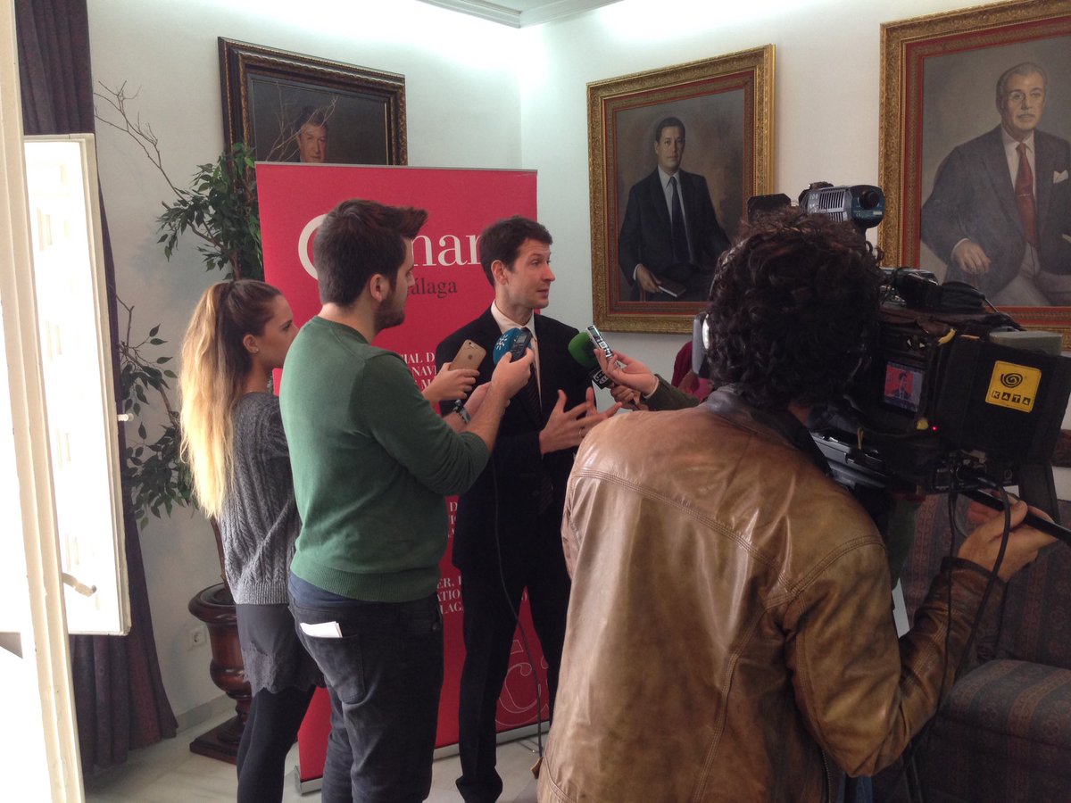Medialunacom's tweet photo. .@JochenEurope atiende a la prensa tras el encuentro con #PymesQueExportan en @Camara_Malaga donde se ha abordado la #PolíticaComercialUE https://t.co/YfsFUos57e