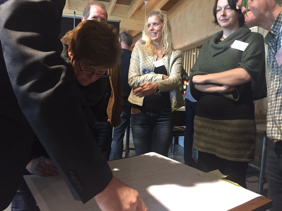 EEWDrenthe's tweet photo. Hoe ziet #energieneutraal wonen in Drenthe er in 2040 uit? Druk overleg over de mooiste oplossingen. https://t.co/x5gMYrDQJ0