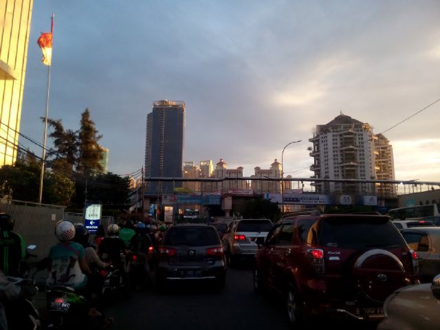 widiechandra's tweet photo. @SonoraFM92 alteri Jl. S. Parman dari Grogol kearah perempatan Tomang padat. Tol dari Grogol kerah Semanggi padat https://t.co/JmXHYjolGw