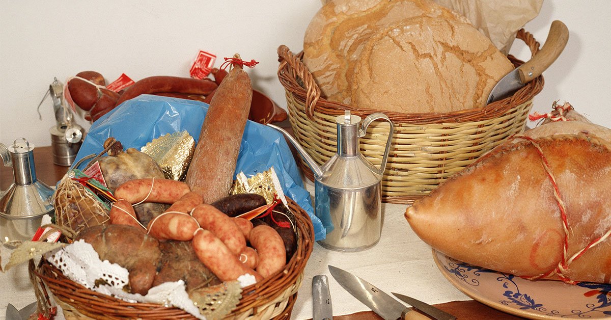 TurismeBalears's tweet photo. #GastronomíaMallorca | Temporada de matanzas | #TradiciónAncestral #MuchoMásqueSobrasada #camaiot #botifarrons https://t.co/391ShPTqmL